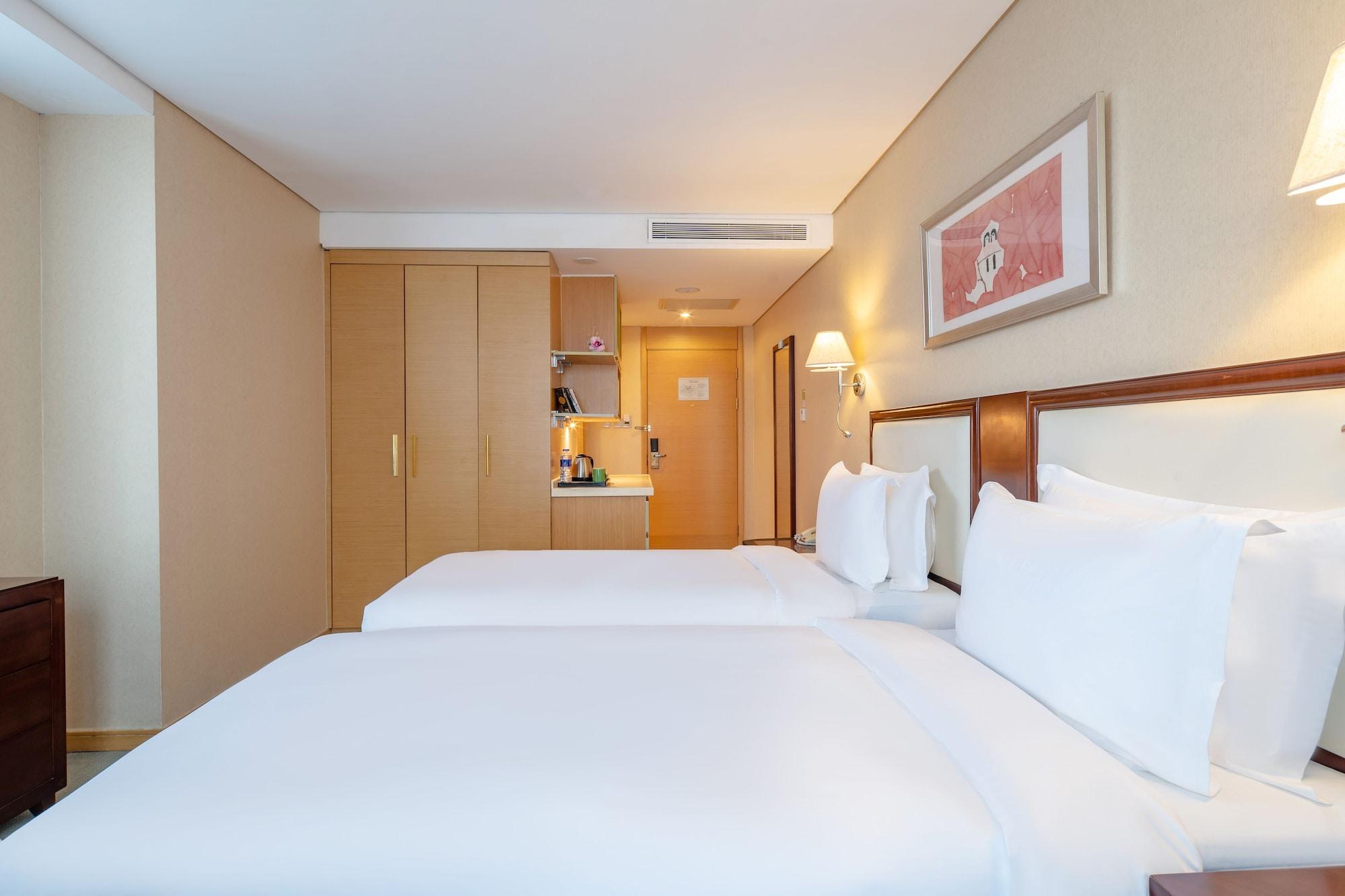 Hotel Regal Plaza & Waigaoqiao 4*