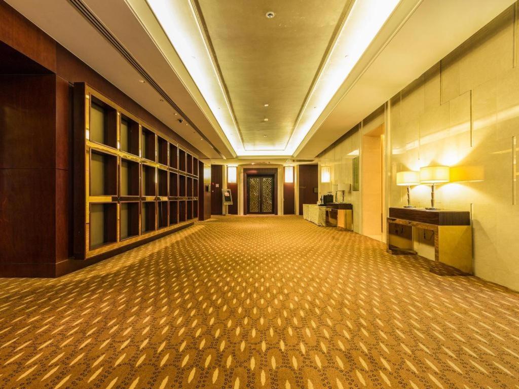 Regal Plaza & Waigaoqiao Hotel 4*