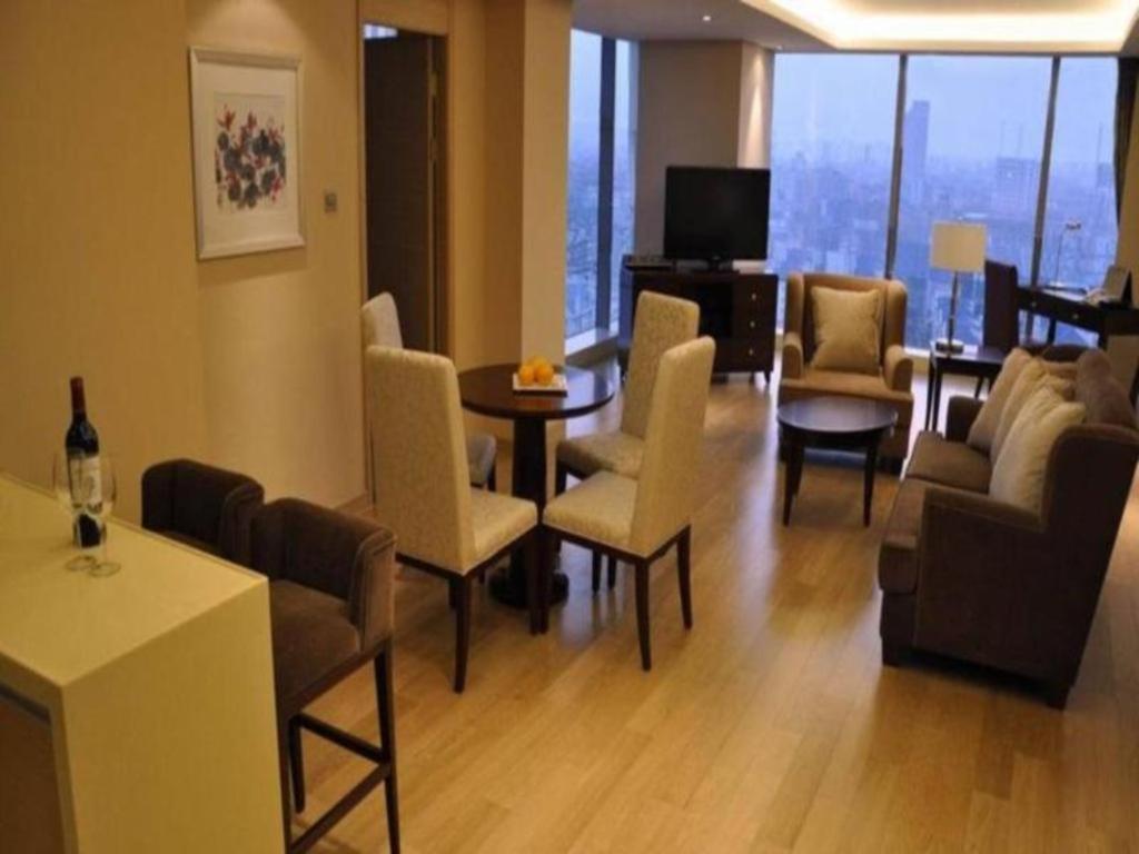 Regal Plaza & Waigaoqiao Hotel 4*