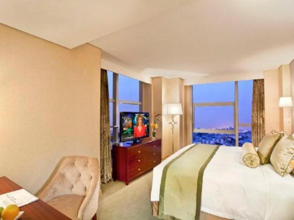 Hotel Regal Plaza & Waigaoqiao 4*