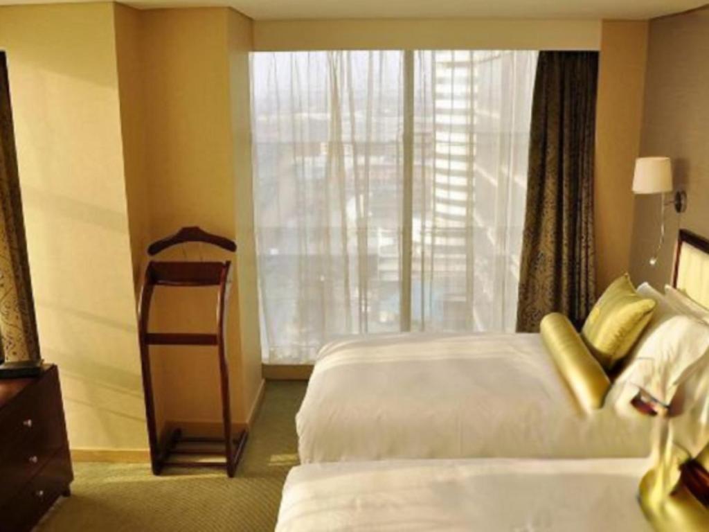 Regal Plaza & Waigaoqiao Hotel 4*