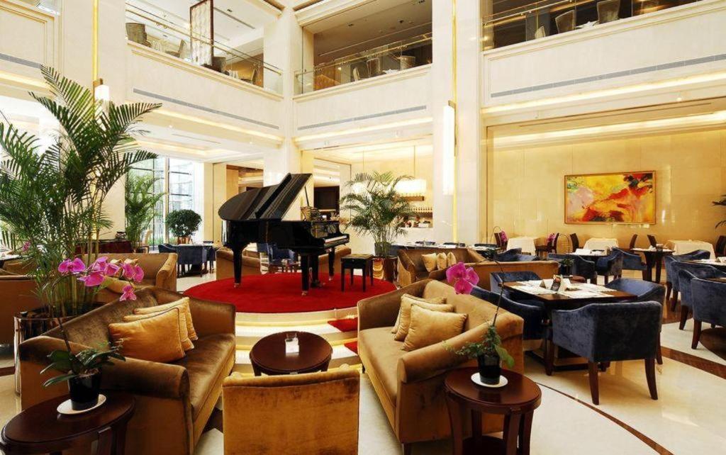 Regal Plaza & Waigaoqiao 4*