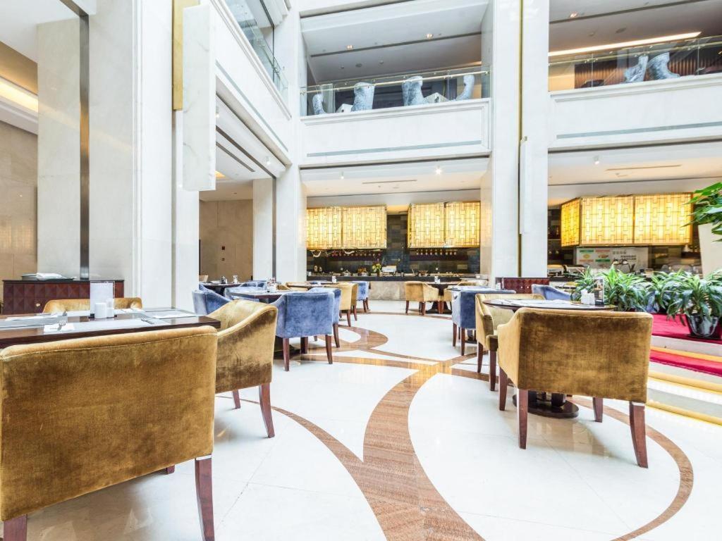Hotel Regal Plaza & Waigaoqiao 4*
