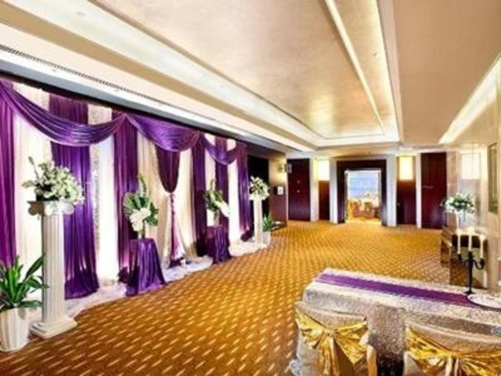 Regal Plaza & Waigaoqiao Hotel 4*