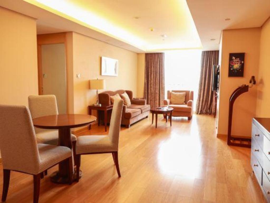 Regal Plaza & Waigaoqiao Hotel 4*