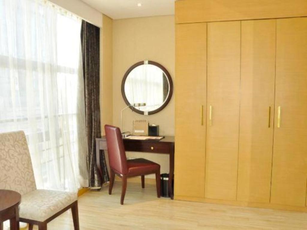 Regal Plaza & Waigaoqiao 4*