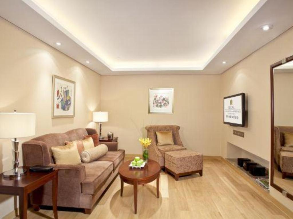 Regal Plaza & Waigaoqiao Hotel 4*