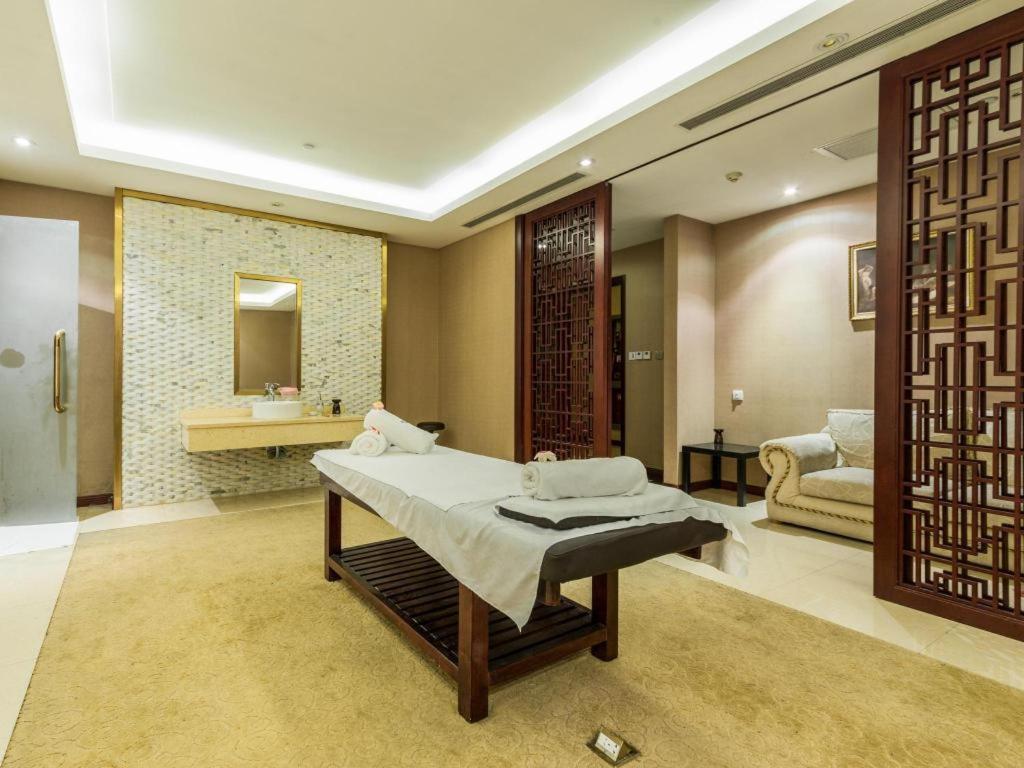 Khách sạn Regal Plaza & Waigaoqiao 4*