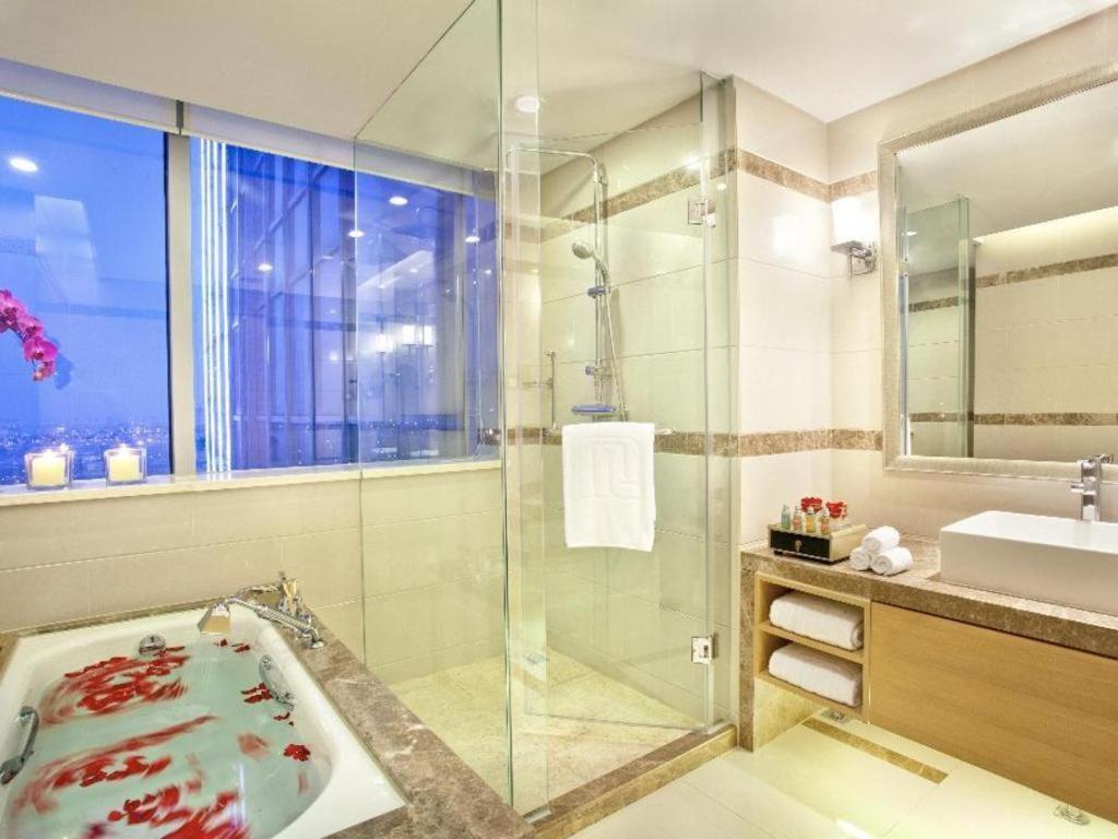 Regal Plaza & Waigaoqiao Hotel