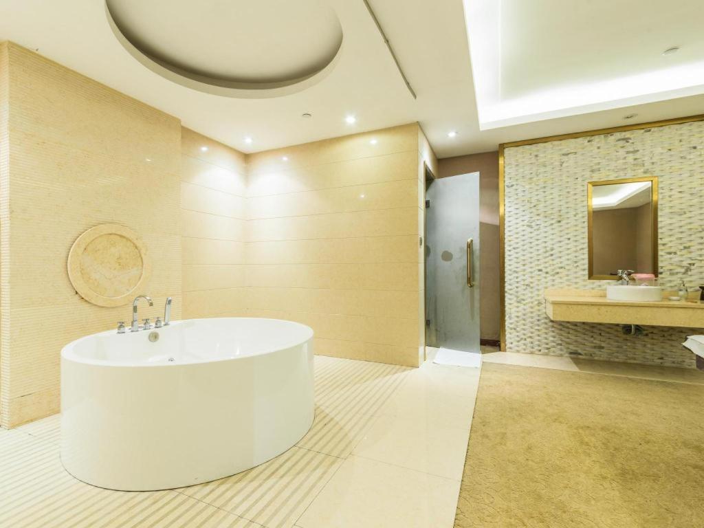 Regal Plaza & Waigaoqiao 4*